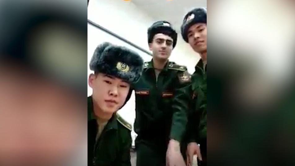 عنصر من ميليشيا أسد يسخر من جندي صيني انت قد سوريا يا فدان (فيديو)