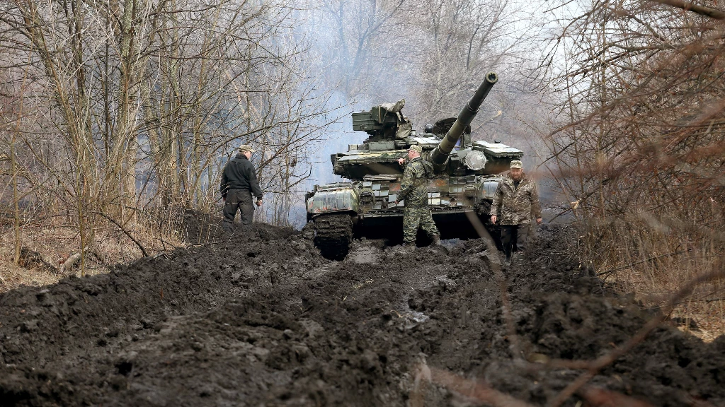 ردة فعل طريفة لجندي أوكراني بعد اغتنام دبابة روسية (فيديو)