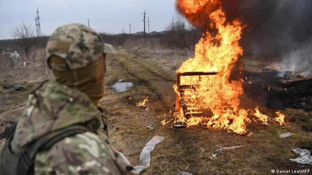 لحظات تحبس الأنفاس.. جندي أوكراني يتحدى القصف الروسي ويطلق صاروخاً موجهاً على طائرة معادية