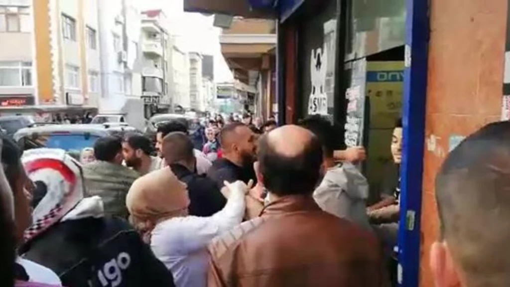 برّأه القضاء.. الإعلام التركي: ما حدث للاجئ السوري "حمزة" ظلم وناشطون يطالبون بإطلاق سراحه