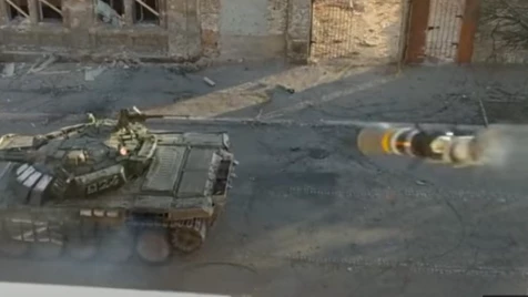دخل إلى مخبئها.. صاروخ حراري ينسف دبابة روسية بأوكرانيا ويحولها إلى حطام (فيديو)