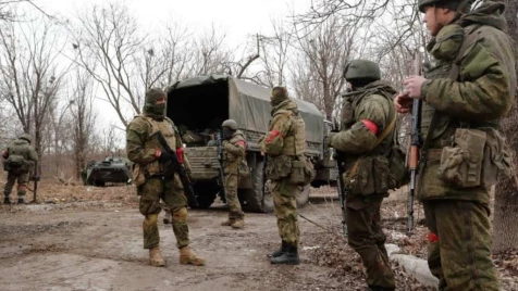 أمطرتهم بالقذائف.. مدرعة أوكرانية تفاجئ مجموعة من الجنود الروس وتفتك بهم (فيديو)