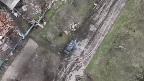 فشلت جميع محاولاتهم بالهرب.. مسيرة أوكرانية تتصيد جنوداً روساً بدقة ومهارة غير مسبوقة (فيديو)