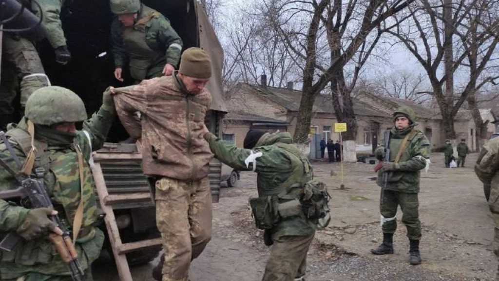 الروس يغدرون بجنود ماريوبول بعد الأمان.. نكّلوا بأحدهم وحرقوا قلب أمه بالصور (فيديو)