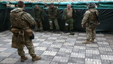 إذلال وانكسار.. أكثر من 20 مقاتلاً روسياً يقعون أسرى بيد الجيش الأوكراني (فيديو)