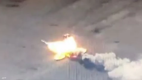 طار نصفها إلى السماء.. دبابة روسية تتحول لسحابة لهب بعد نسفها بصاروخ فتّاك (فيديو)
