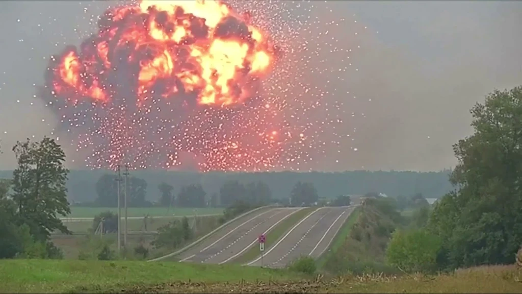 نسفته بالكامل.. تفجير مستودع ذخيرة ضخم لروسيا شرق أوكرانيا بقذائف دقيقة (فيديو)