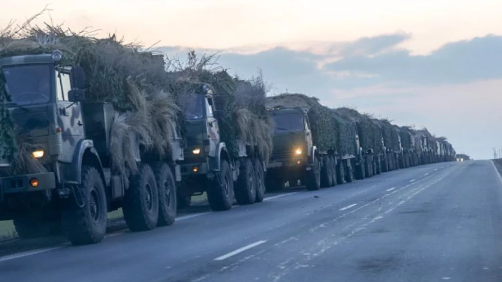 فيديو مُهين لأسلحة روسيا الحديثة: مئات القذائف تفشل بإصابة رتل أوكراني مكشوف