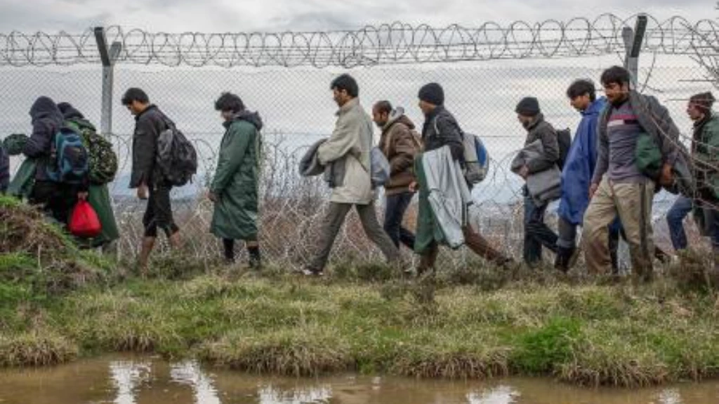 خنقوا أحدهم بسلك وأطعموا آخر تراباً.. لاجئون سوريون يروون انتهاكات السلطات اليونانية بحقهم