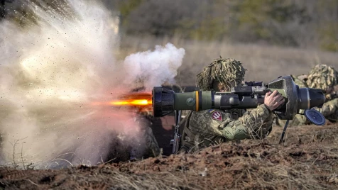 انطلقت كالبرق محاولة الهرب.. سلاح أوكراني يفتك بمركبة عسكرية روسية ويودي بطاقمها (فيديو)