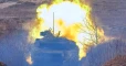 دبابة روسية مشتعلة تحاول الهرب قبل أن تصطدم بعامود كهربائي والنتيجة مشهد مرعب
