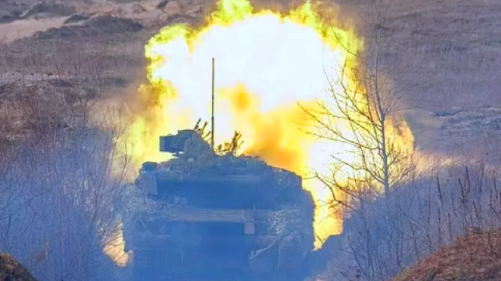 دبابة روسية مشتعلة تحاول الهرب قبل أن تصطدم بعامود كهربائي والنتيجة مشهد مرعب