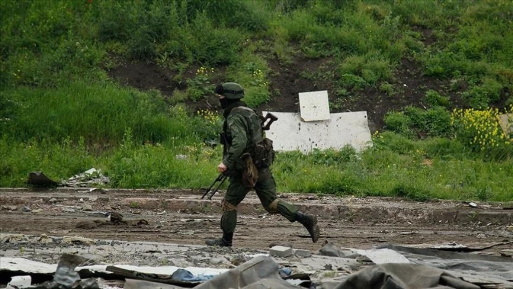 أمطروه بالرصاص والقنابل.. جندي أوكراني يخوض معركة بمفرده ضد مجموعة روسية (فيديو)