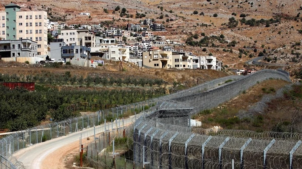إسرائيل تعتقل سورياً على حدود الجولان وضحايا من المدنيين باستهداف حافلة ركاب بدير الزور