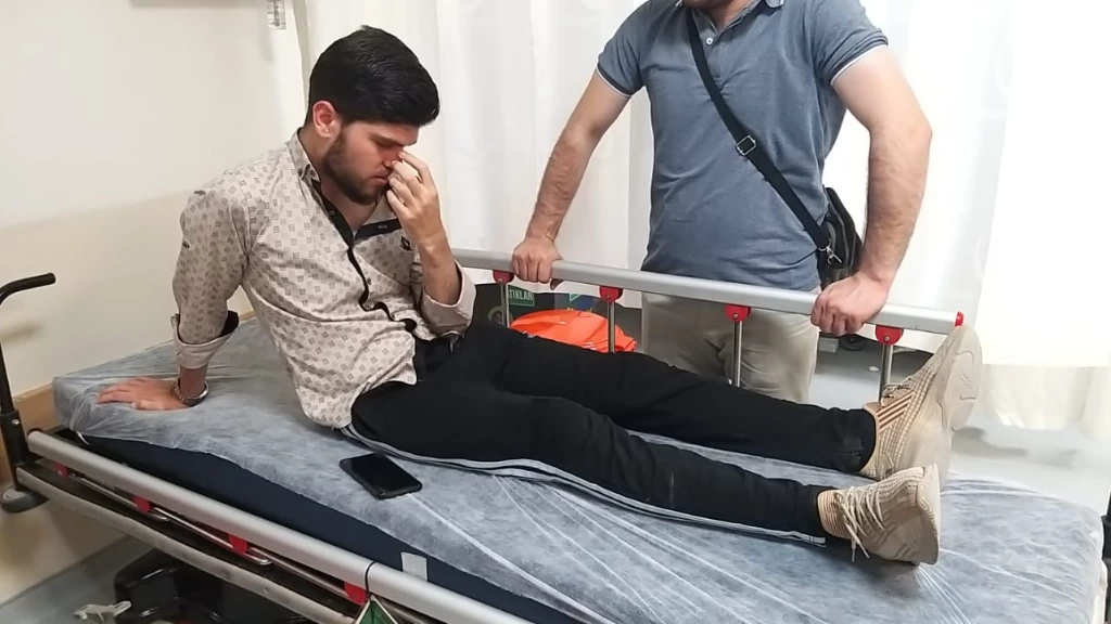 انتحلوا صفة الشرطة التركية واستدرجوه لمبنى حكومي.. اعتداء عنصري على شاب سوري يدخله المشفى