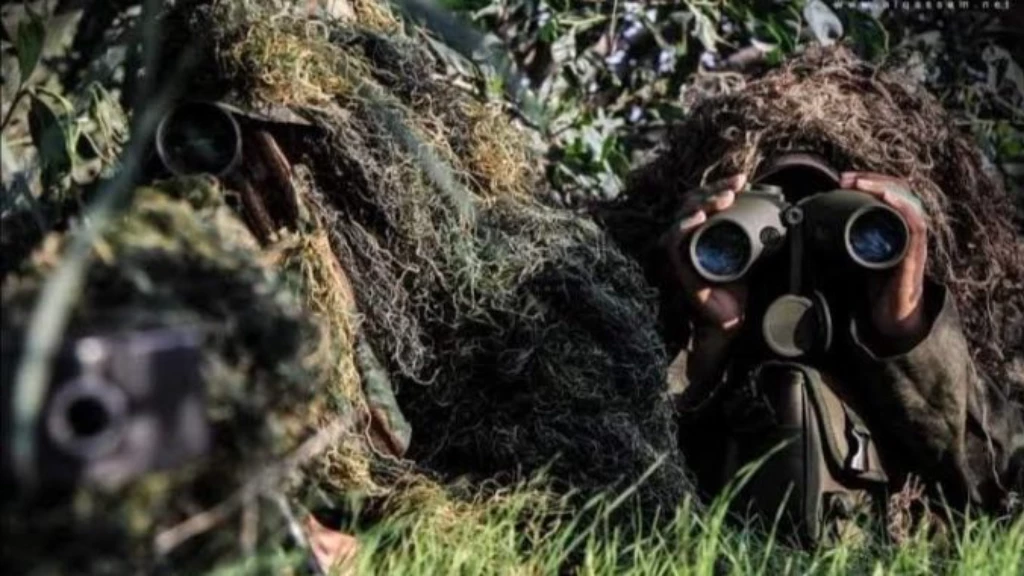 شاهد لحظة قنص جندي روسي مختبئ داخل الغابة (فيديو)