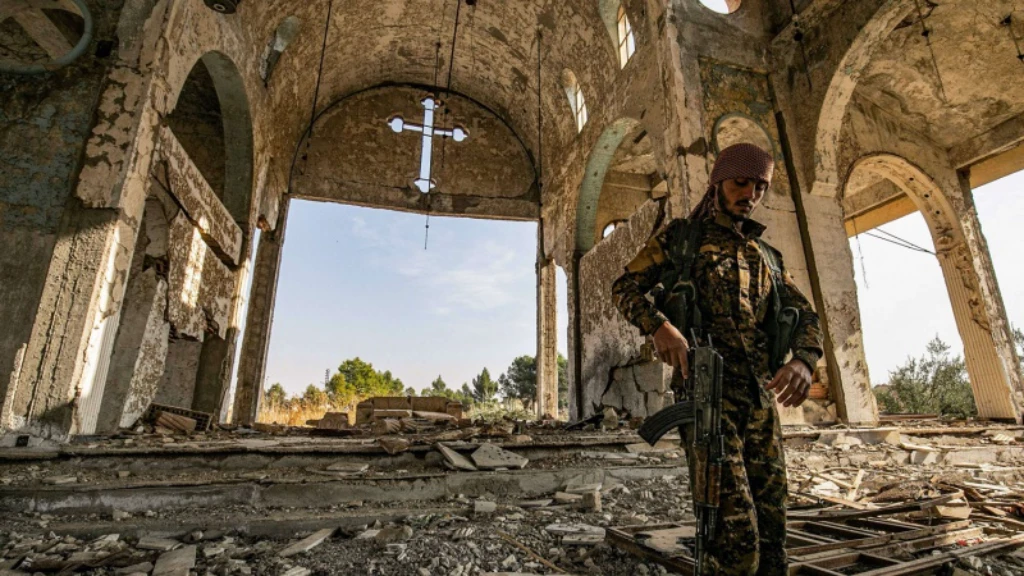 عنصر من ميليشيا أسد بإحدى الكنائس بعد قصفها