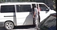 أحدهم نُقل للمشفى والبقية اعتُقلوا.. سائق تركي يحتجز 5 سوريين وموقف صادم للشرطة (فيديو)