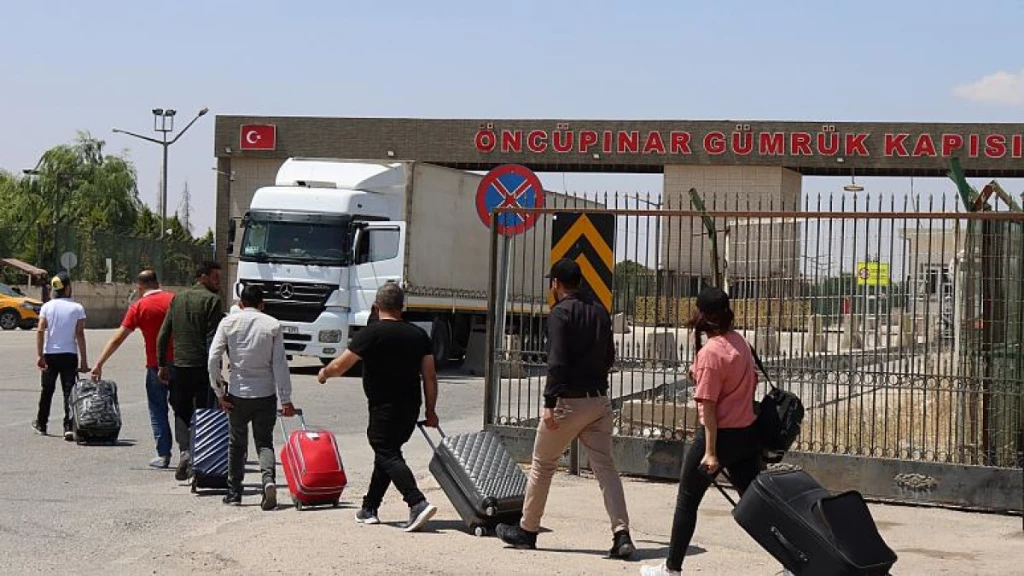 لاجئون سوريون عائدون من تركيا