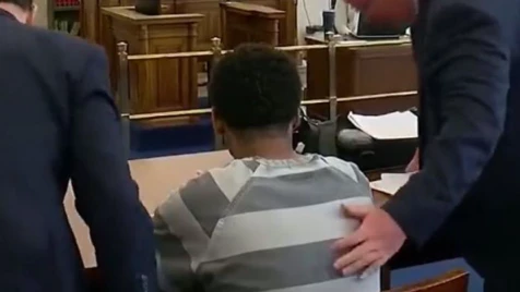 لم ينتظر صدور الحكم.. رجل ينتقم من قاتل زوجته وطفله في قاعة المحكمة (فيديو)