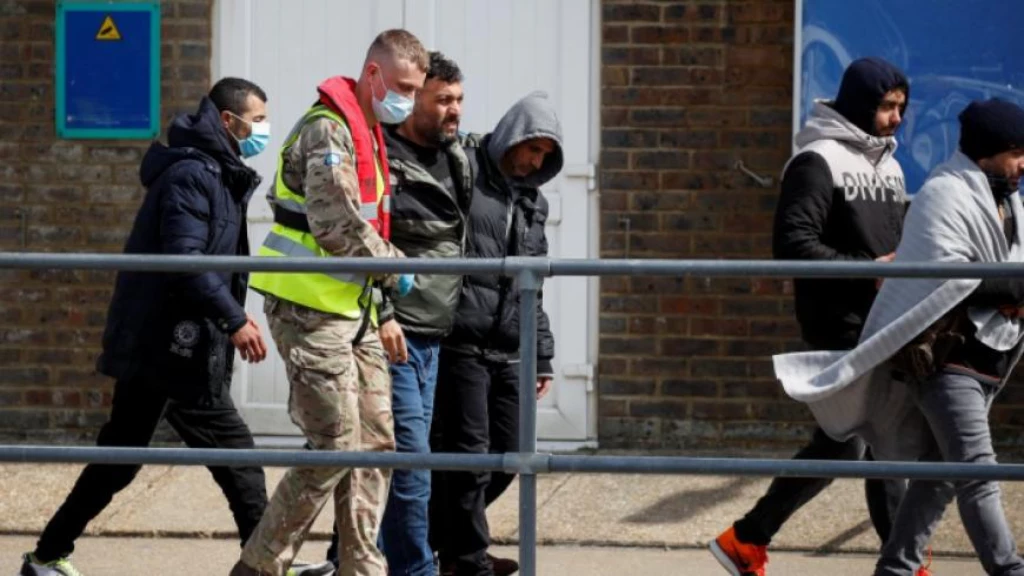 "انتهاك خطير يجب وقفه فوراً".. إجراء إلكتروني يحوّل اللاجئين في بريطانيا لسجناء ويسلبهم آدميتهم