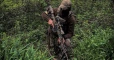 اختاروا طريق الموت.. مجموعة من الجنود الروس تقع بكمين مُحكم لقناص أوكراني (فيديو)