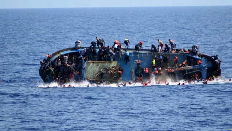 فاجعة جديدة.. فيديو يوثق غرق لاجئين بينهم سوريون أثناء رحلة لجوء إلى أوروبا