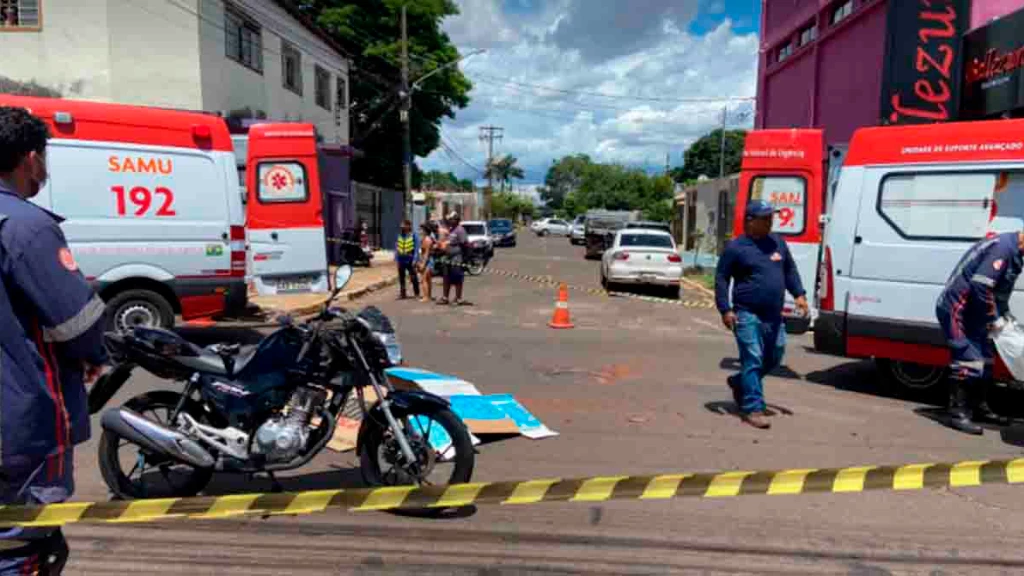 لولا الفيديو لا يُصدق.. سائق دراجة نارية يتعرض لحادثَي سير بوقت واحد ويخرج سالماً