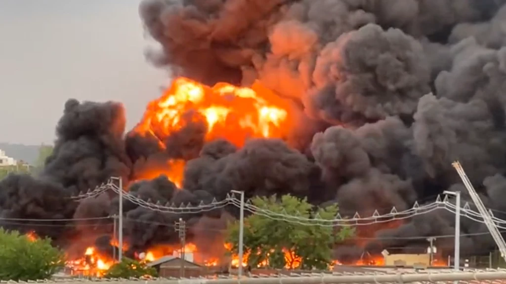 مشهد مخيف.. سيارة مدنية تنجو بأعجوبة من انفجار هائل سببه قصف روسي (فيديو)