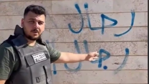 "غير مصدِّق"..  شاهد صدمة مراسل تركي من عبارات تشبيح ميليشيا الأسد على الجدران