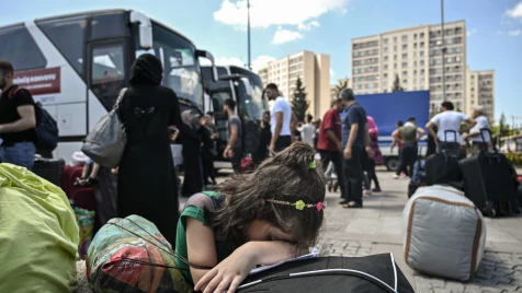 مهددون بالترحيل.. لاجئ سوري يناشد لإطلاق سراح زوجته الحامل وابنته بعد احتجازهم بإسطنبول (فيديو)