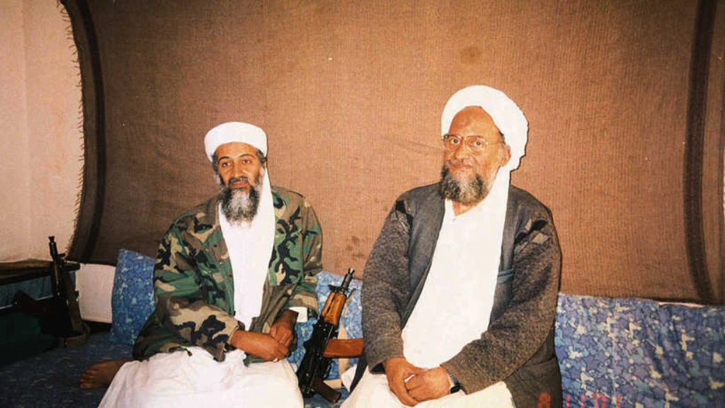 أيمن الظواهري الزعيم الحالي لتنظيم القاعدة وأسامة بن لادن الزعيم السابق