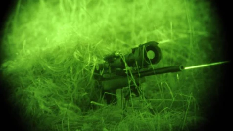 باستخدام منظار حراري متطوّر.. قنص جنديين روسيين رغم اختبائهما بجنح الظلام بين الأشجار (فيديو)