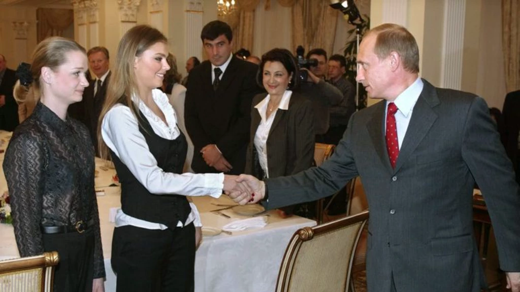 ألينا كاباييفا التي يشاع أنها عشيقة الرئيس الروسي فلاديمير بوتين