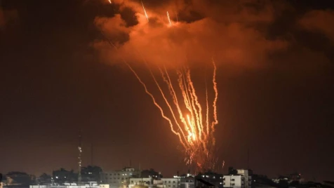 التصعيد في غزة.. عشرات الصواريخ تستهدف المدن الإسرائيلية وتل أبيب تهدد (فيديو)
