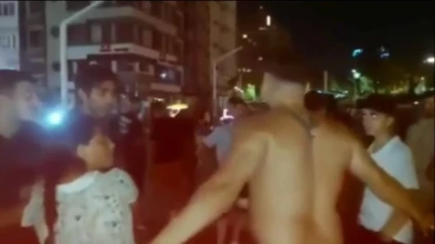 بعد أن خلع قميصه.. عنصري تركي يتهجم على سوريين بأشهر ميادين إسطنبول (فيديو)