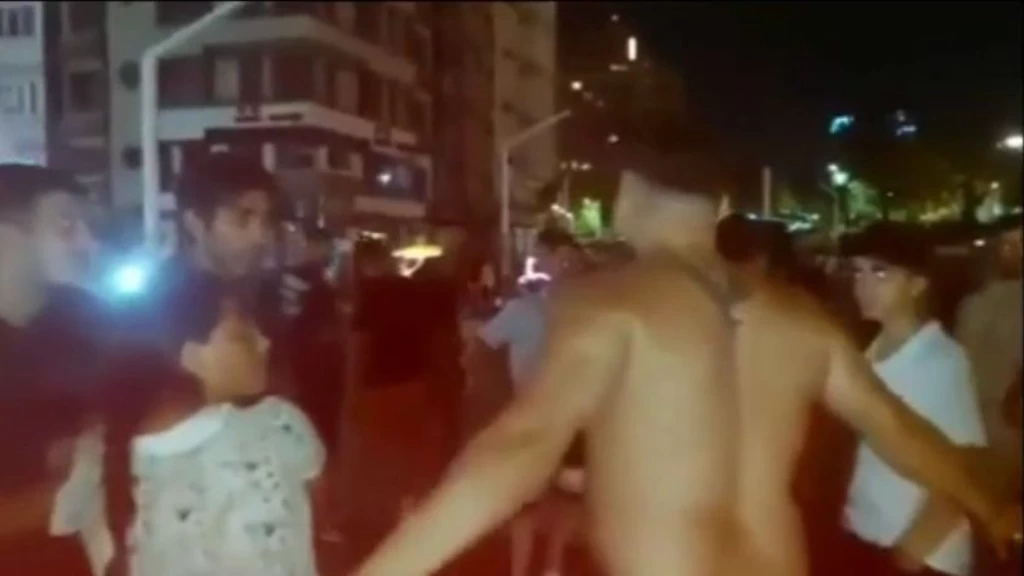 عنصري تركي يتعرض لسوريين في إسطنبول