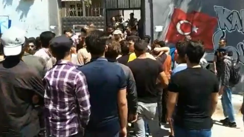 اعتداء على طالب خلال مظاهرة بإعزاز.. السبب يثير الغضب والشرطة تبرر (فيديو)