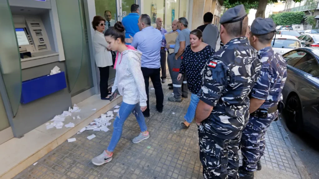 لبناني يقتحم بنكاً ويهدد بتفجيره بمن فيه ومسؤول: الحكومة هي السبب