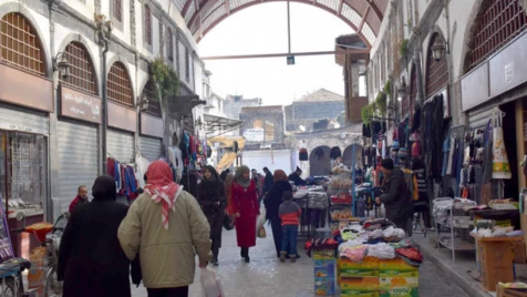 تجار الحرب وأفرع أسد الأمنية يستبيحون أسواق مدينة حمص ويُغرقونها بمواد غذائية منتهية الصلاحية