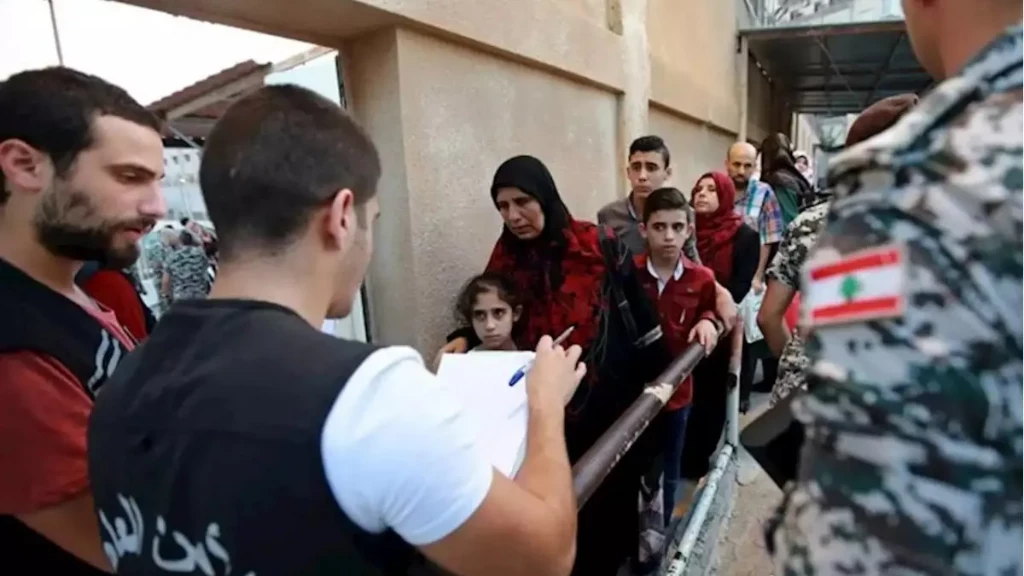 خوفاً من بطش أسد.. 4 عائلات فلسطينية محتجزة بلبنان تناشد لوقف ترحيلها إلى سوريا