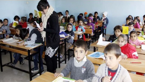 عنصرية تعليم أطفال السوريين على أبواب المدارس التركية: ابتزاز مادي ومعنوي