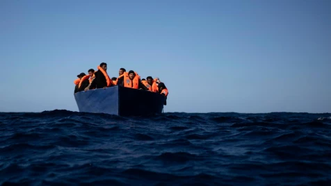 الغارديان تروي تفاصيل 17 ساعة رعب عاشها مهاجر سوري بسبب خفر السواحل اليوناني