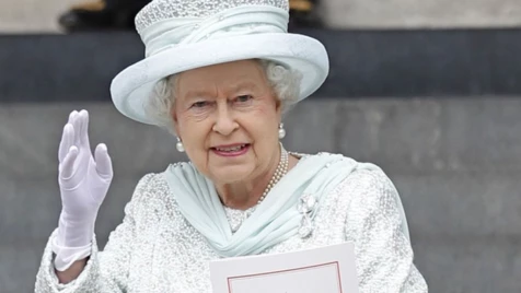 سفير الأسد السابق بلندن يرثي ملكة بريطانيا: جزء من ثوبها الملكي كان دمشقياً وتحب الشكولا السورية