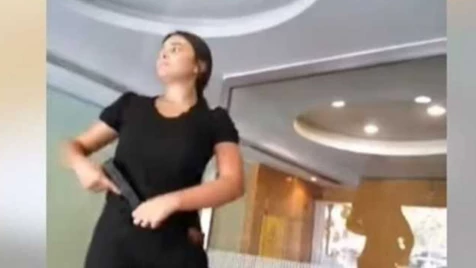 صورة ورسالة مؤثرة.. فتاة مسلّحة تقتحم بنكاً لبنانياً وتحتجز رهائن (فيديو)