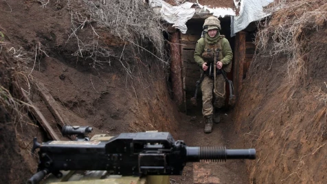 أجهز عليهم من على بعد أمتار.. جندي أوكراني يباغت جنديين روسيين بقنبلة يدوية (فيديو)