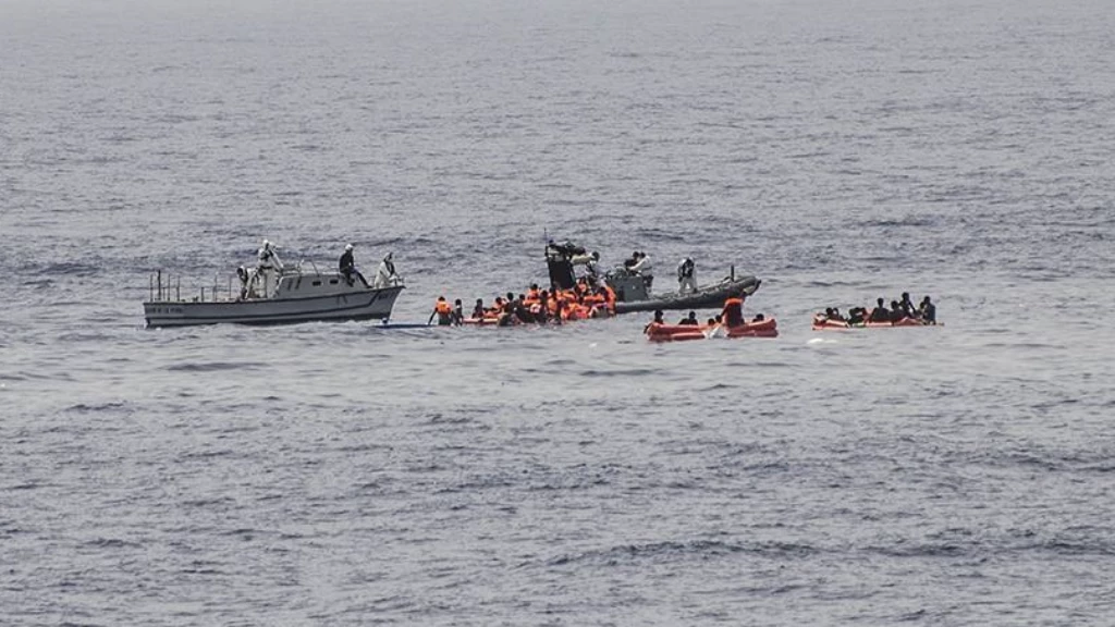 غرق مركب يقل لاجئين في البحر - صورة تعبيرية