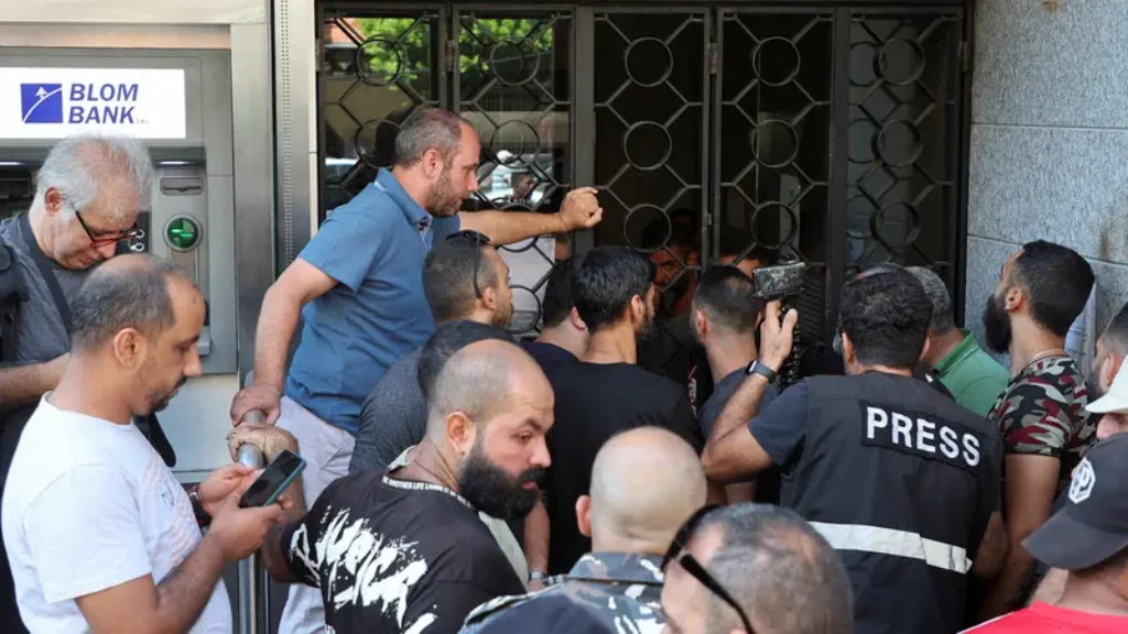 أشخاص خارج فرع لـ بلوم بنك في بيروت