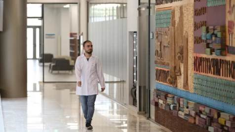 طالب طب سوري يخاطب الأتراك ويفنّد مفاهيم معكوسة: اللاجئ لا يأتي بأشيائه فقط