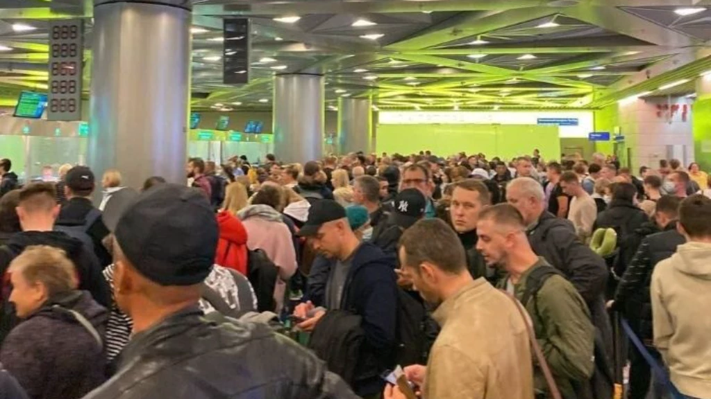 طوابير الروس في مطار فنوكوفو الدولي قرب موسكو بعد إعلان بوتين التعبئة الجزئية